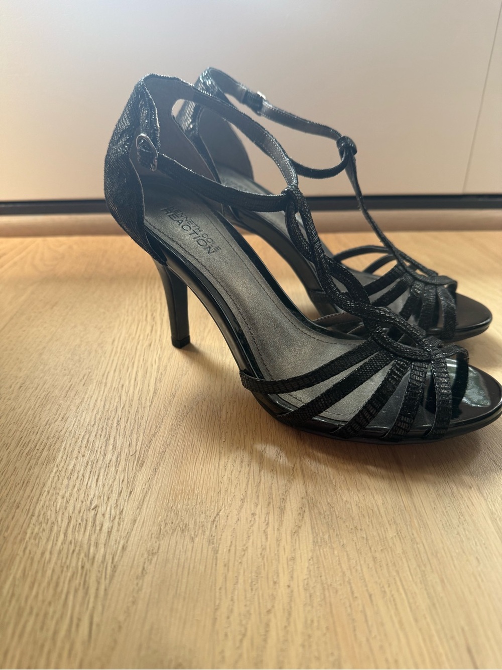 Kenneth Cole Reaction Black T-Strap Strappy High Heel Sandals 7.5